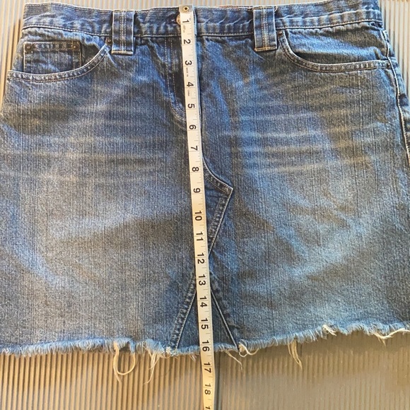 J Crew Denim Mini Skirt w/ Raw Hem Frayed Edges Size 33 - Picture 7 of 8